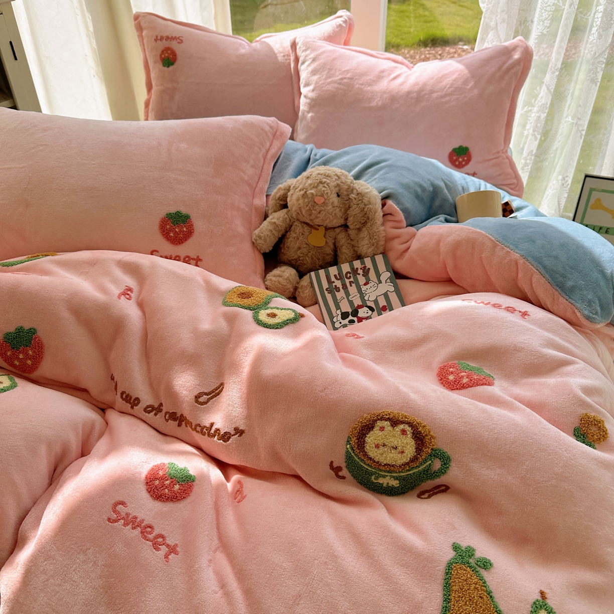 91家纺网 家纺一手货源 找家纺 梵克保罗 2025新款A类牛奶绒毛巾绣四件套（包含买家秀） 水果派粉+蓝