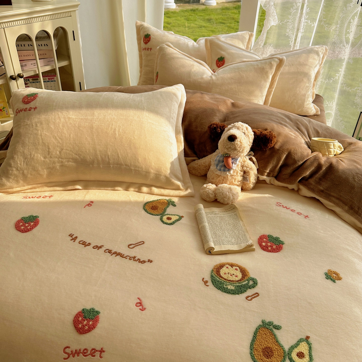 91家纺网 家纺一手货源 找家纺 梵克保罗 2025新款A类牛奶绒毛巾绣四件套（包含买家秀） 水果派奶白+咖