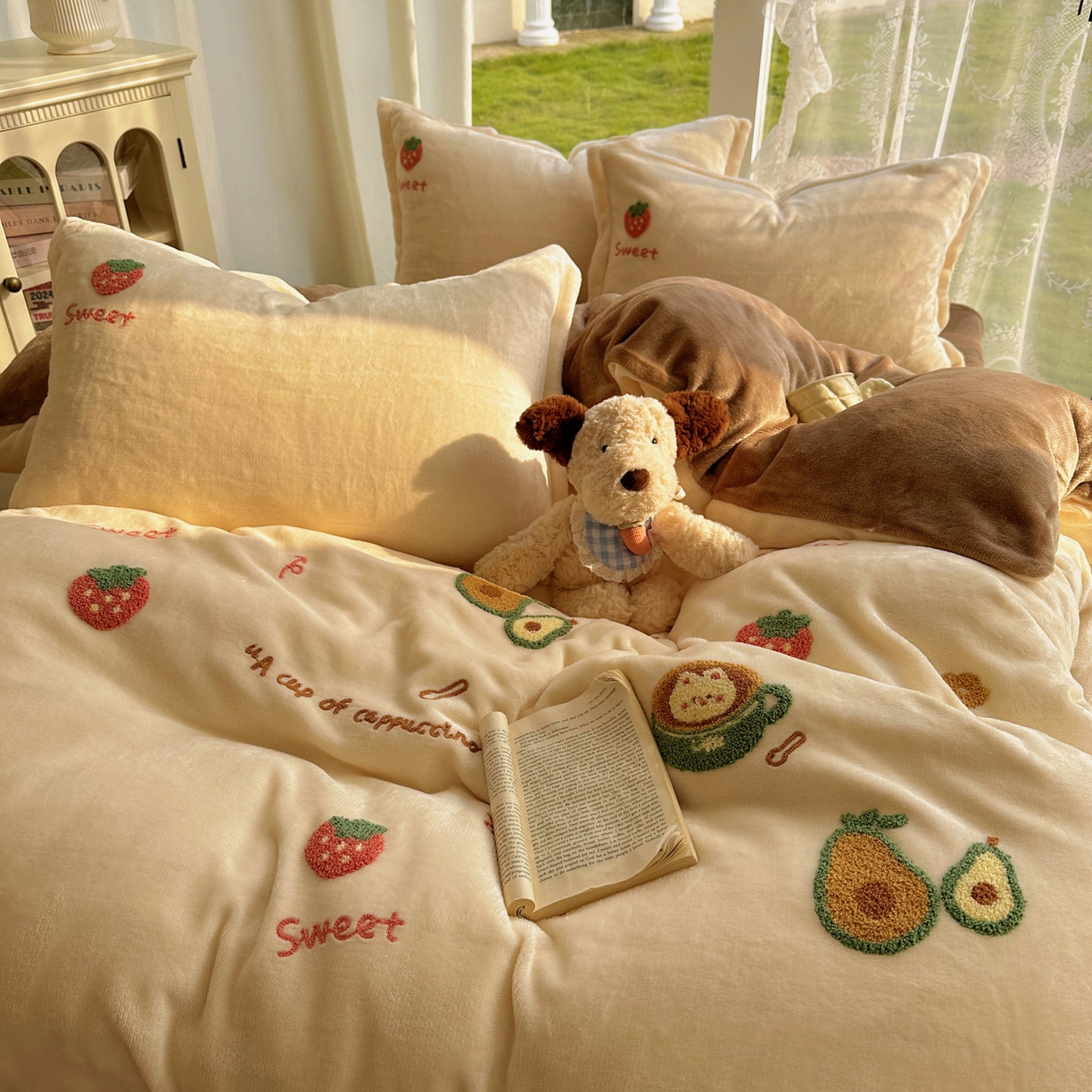 91家纺网 家纺一手货源 找家纺 梵克保罗 2025新款A类牛奶绒毛巾绣四件套（包含买家秀） 水果派奶白+咖