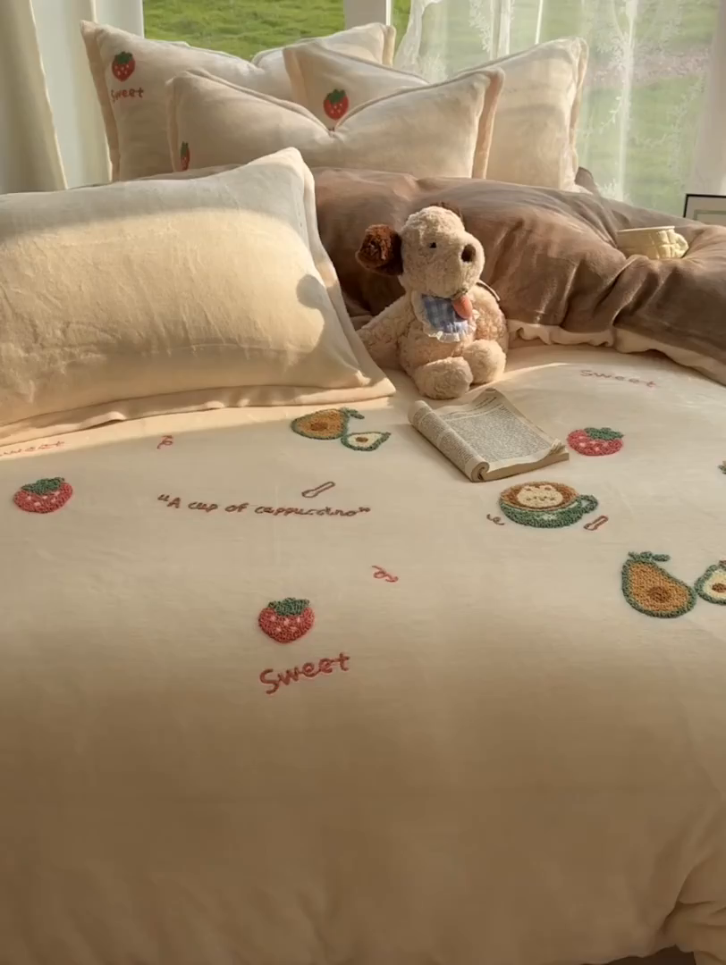 91家纺网 家纺一手货源 找家纺 梵克保罗 2025新款A类牛奶绒毛巾绣四件套（包含买家秀） 水果派奶白+咖