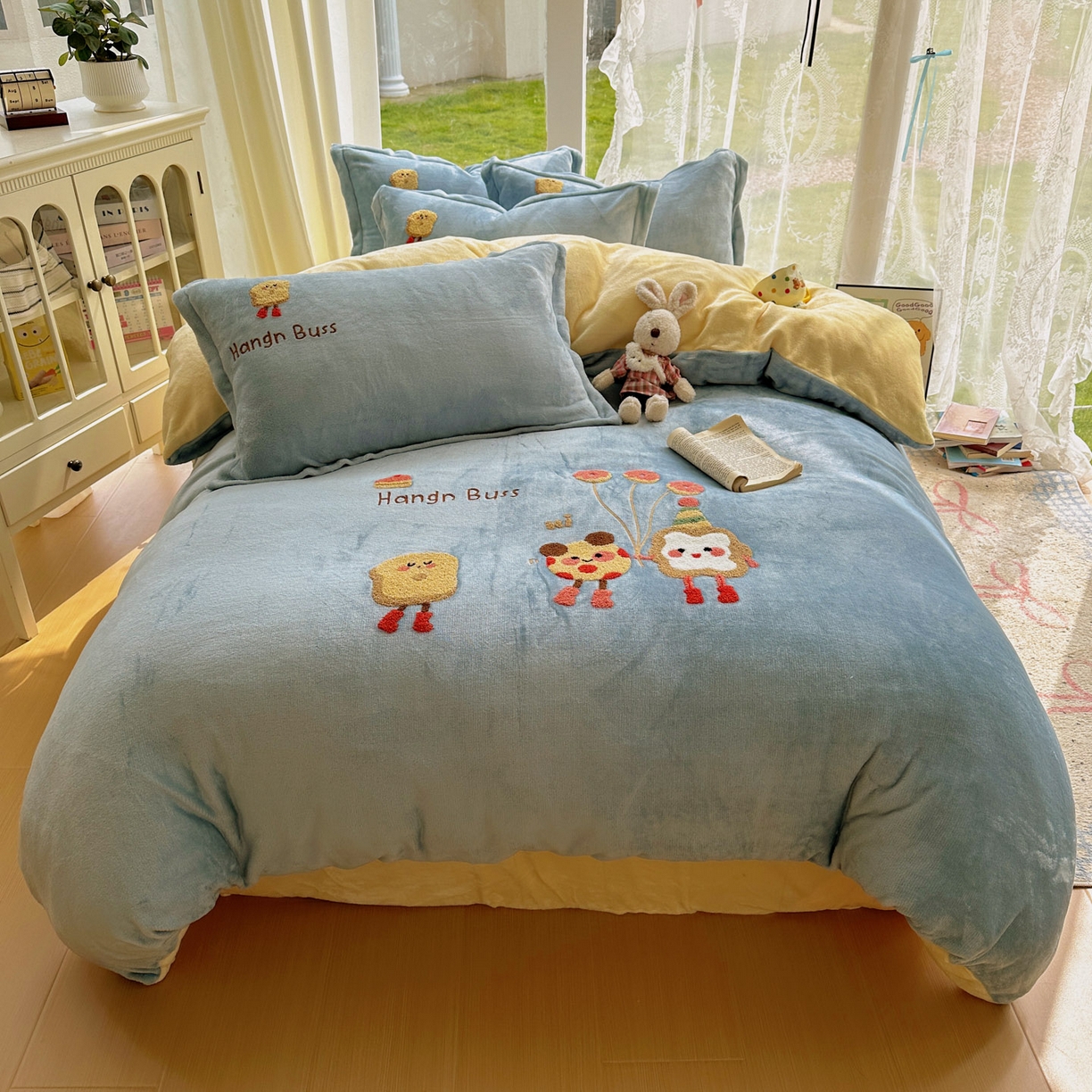 91家纺网 家纺一手货源 找家纺 梵克保罗 2025新款A类牛奶绒毛巾绣四件套（包含买家秀） 甜心奶酪蓝+黄