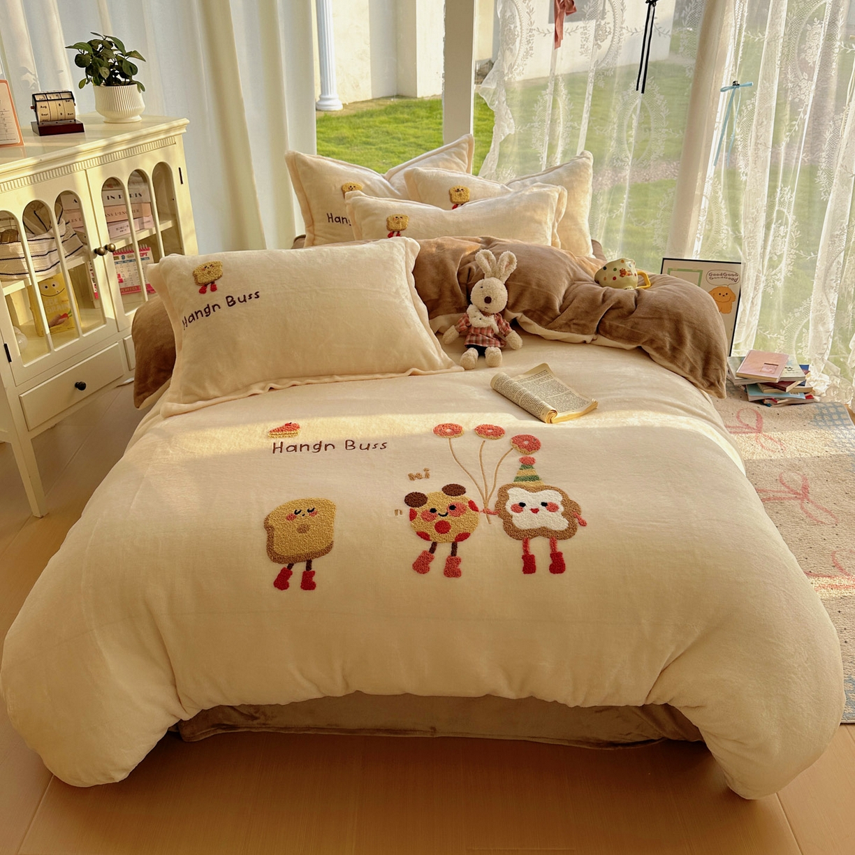 91家纺网 家纺一手货源 找家纺 梵克保罗 2025新款A类牛奶绒毛巾绣四件套（包含买家秀） 甜心奶酪奶白+咖