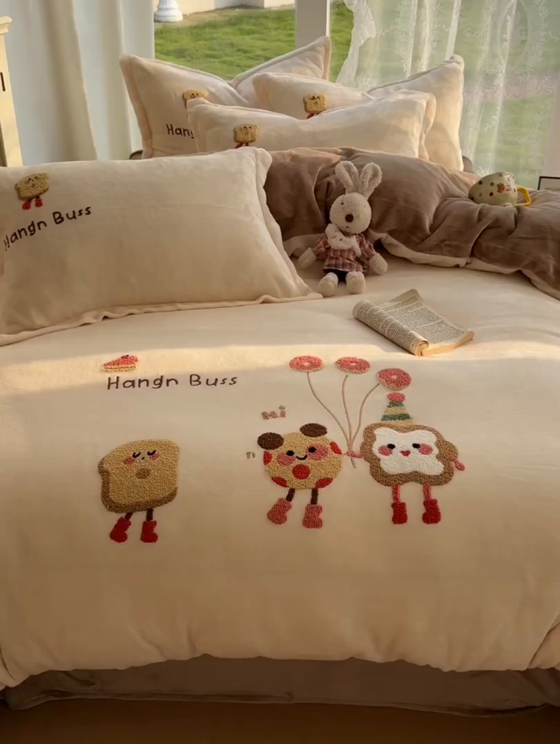 91家纺网 家纺一手货源 找家纺 梵克保罗 2025新款A类牛奶绒毛巾绣四件套（包含买家秀） 甜心奶酪奶白+咖