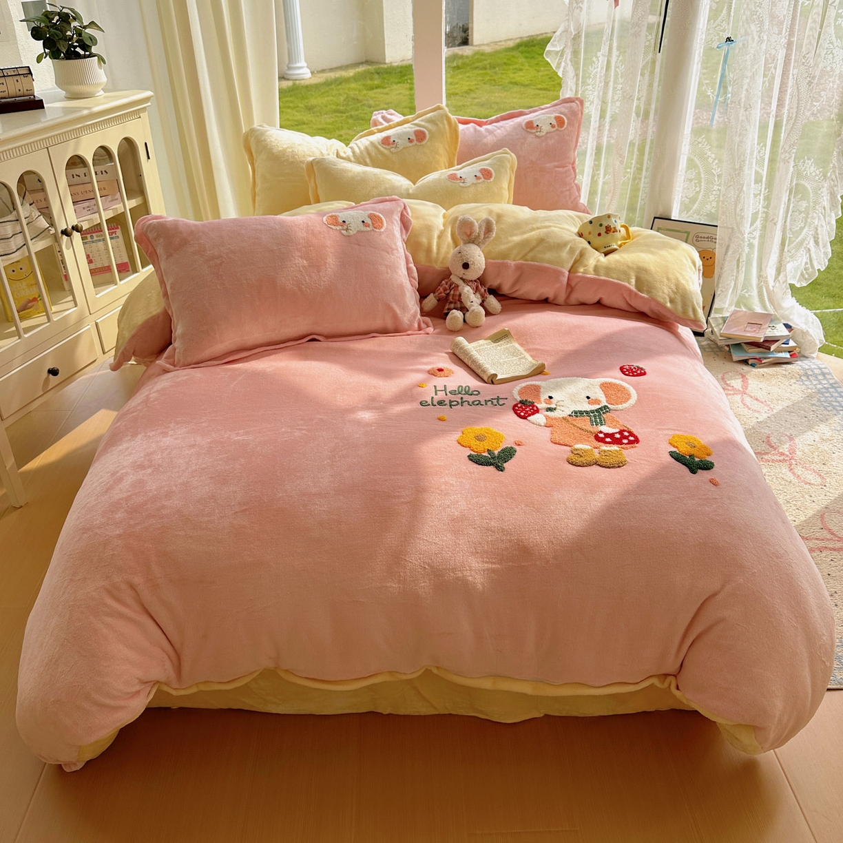 91家纺网 家纺一手货源 找家纺 梵克保罗 2025新款A类牛奶绒毛巾绣四件套（包含买家秀） 小象草莓园