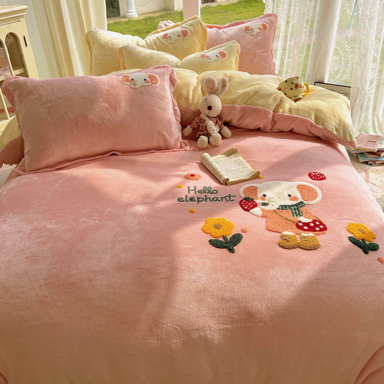 91家纺网 家纺一手货源 找家纺 梵克保罗 2025新款A类牛奶绒毛巾绣四件套（包含买家秀） 小象草莓园