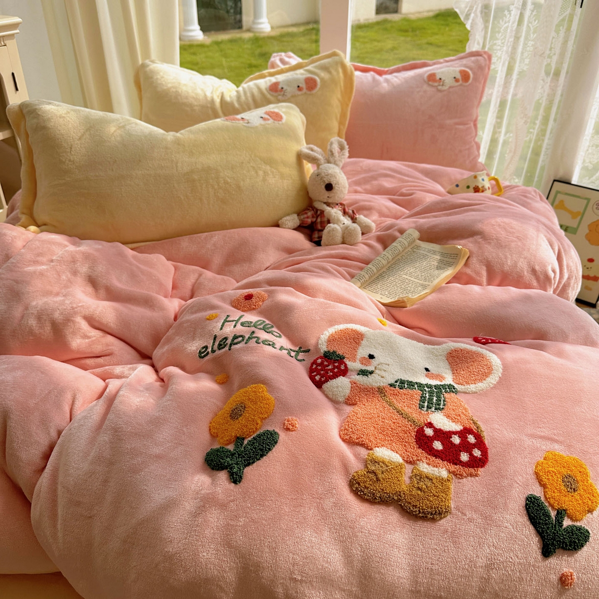 91家纺网 家纺一手货源 找家纺 梵克保罗 2025新款A类牛奶绒毛巾绣四件套（包含买家秀） 小象草莓园