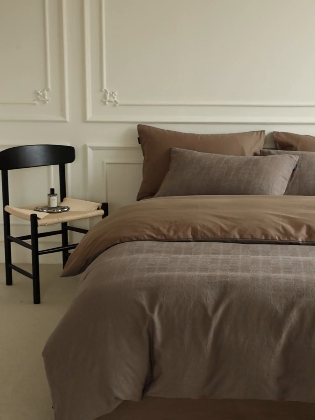 91家纺网 家纺一手货源 找家纺 宜代光年 2025新款厚织全棉大提花系列四件套 西塔-深咖