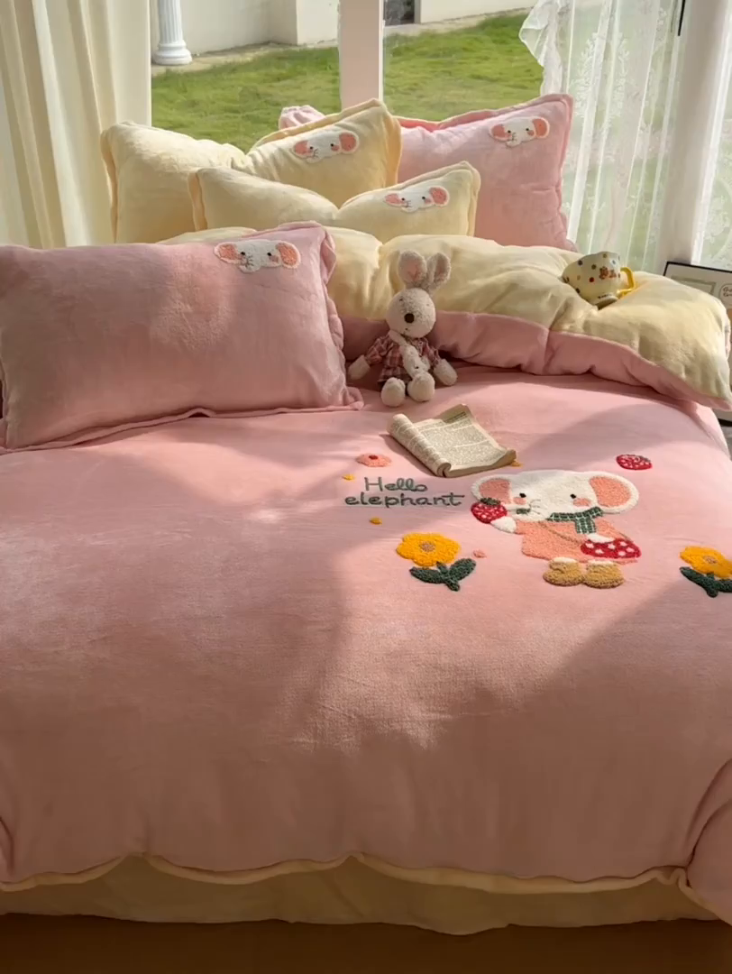 91家纺网 家纺一手货源 找家纺 梵克保罗 2025新款A类牛奶绒毛巾绣四件套（包含买家秀） 小象草莓园