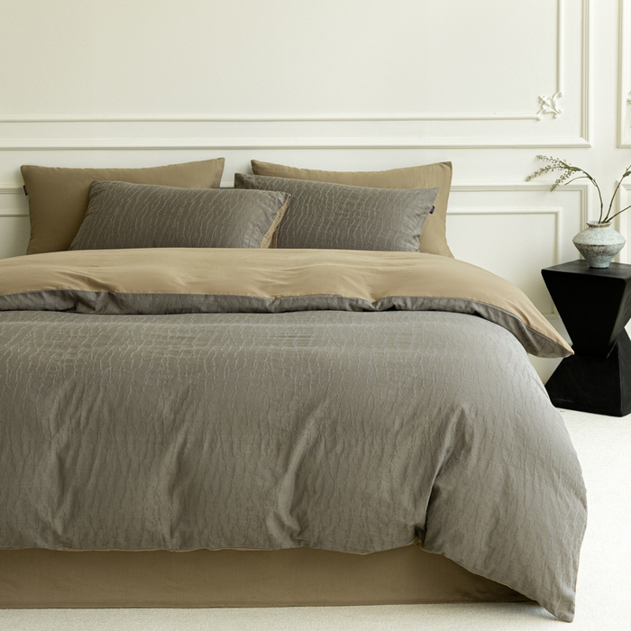 91家纺网 家纺一手货源 找家纺 宜代光年 2025新款厚织全棉大提花系列四件套 雨迢迢-深咖