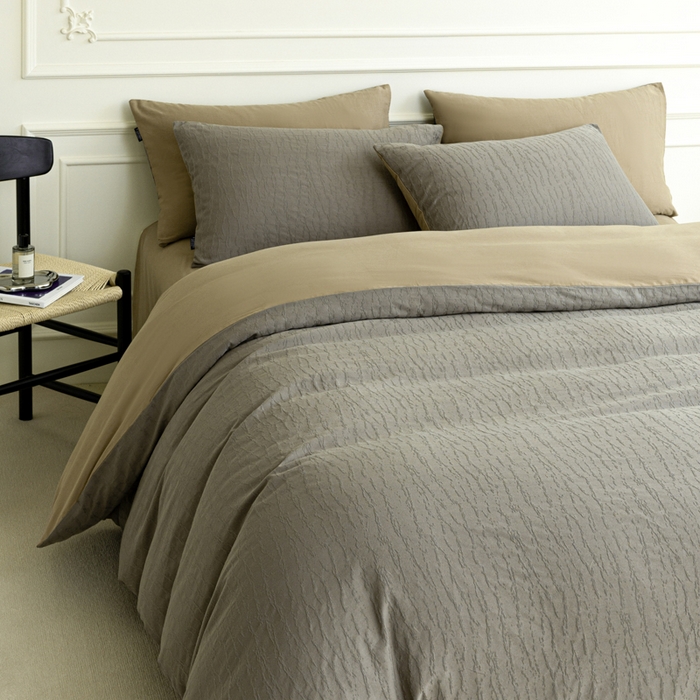 91家纺网 家纺一手货源 找家纺 宜代光年 2025新款厚织全棉大提花系列四件套 雨迢迢-深咖