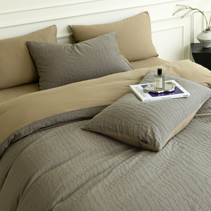 91家纺网 家纺一手货源 找家纺 宜代光年 2025新款厚织全棉大提花系列四件套 雨迢迢-深咖