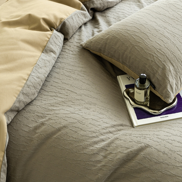 91家纺网 家纺一手货源 找家纺 宜代光年 2025新款厚织全棉大提花系列四件套 雨迢迢-深咖