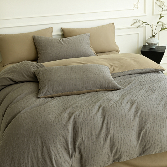 91家纺网 家纺一手货源 找家纺 宜代光年 2025新款厚织全棉大提花系列四件套 雨迢迢-深咖