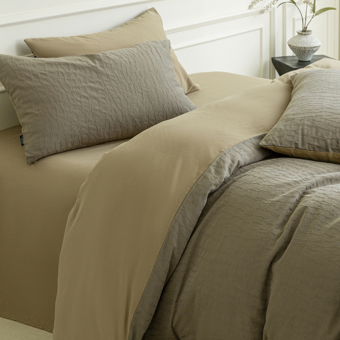 91家纺网 家纺一手货源 找家纺 宜代光年 2025新款厚织全棉大提花系列四件套 雨迢迢-深咖