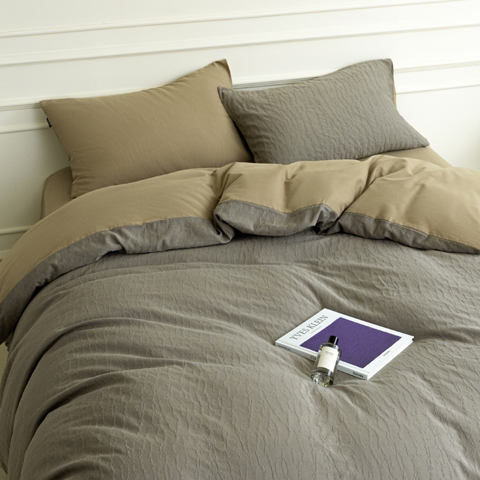 91家纺网 家纺一手货源 找家纺 宜代光年 2025新款厚织全棉大提花系列四件套 雨迢迢-深咖