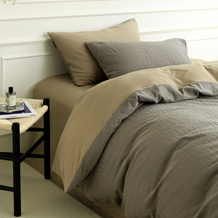 91家纺网 家纺一手货源 找家纺 宜代光年 2025新款厚织全棉大提花系列四件套 雨迢迢-深咖