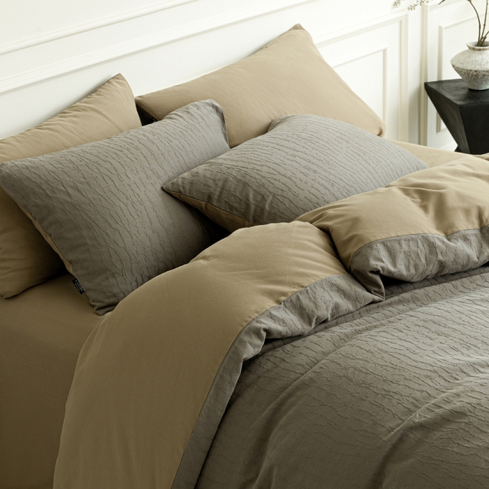 91家纺网 家纺一手货源 找家纺 宜代光年 2025新款厚织全棉大提花系列四件套 雨迢迢-深咖