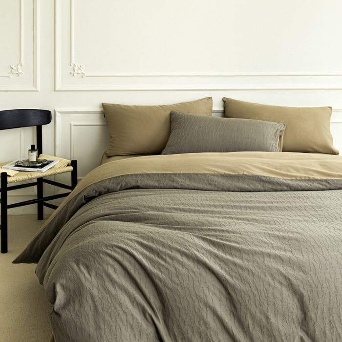 91家纺网 家纺一手货源 找家纺 宜代光年 2025新款厚织全棉大提花系列四件套 雨迢迢-深咖