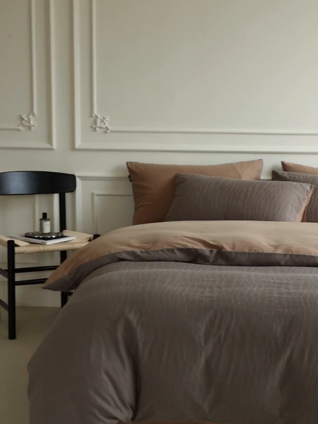 91家纺网 家纺一手货源 找家纺 宜代光年 2025新款厚织全棉大提花系列四件套 雨迢迢-深咖