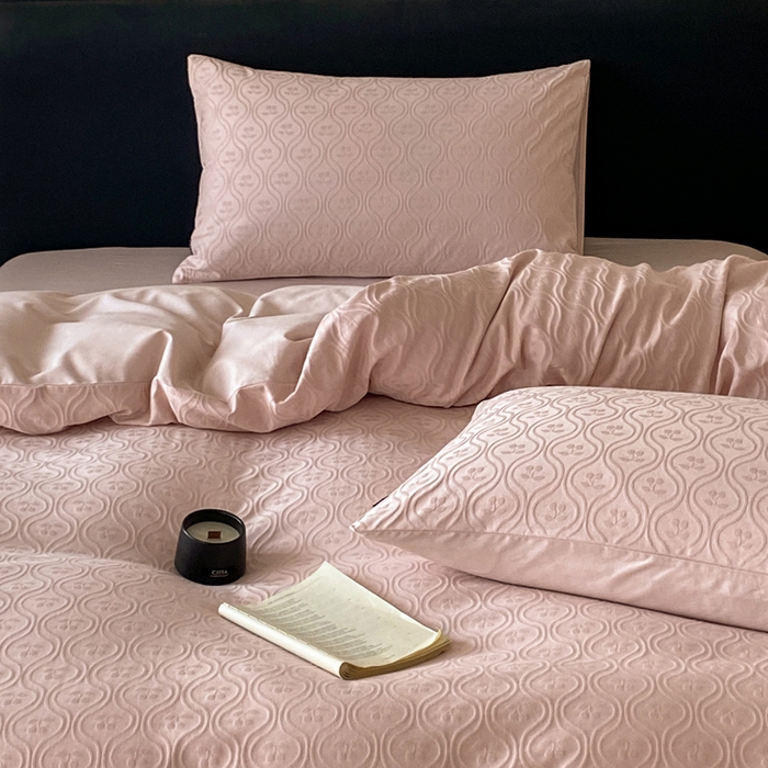 91家纺网 家纺一手货源 找家纺 宜代光年 2025新款厚织全棉大提花系列四件套 复古樱桃-浅粉