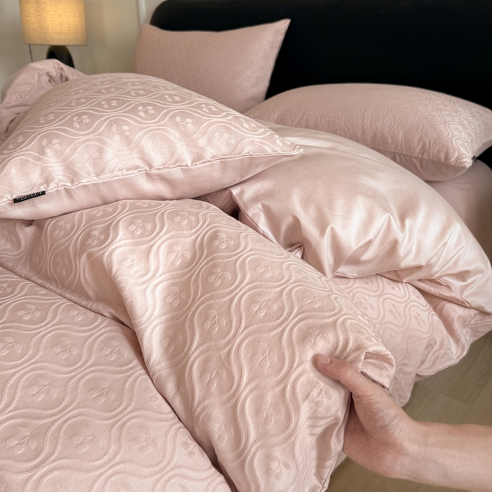 91家纺网 家纺一手货源 找家纺 宜代光年 2025新款厚织全棉大提花系列四件套 复古樱桃-浅粉