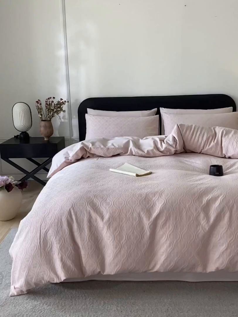 91家纺网 家纺一手货源 找家纺 宜代光年 2025新款厚织全棉大提花系列四件套 复古樱桃-浅粉