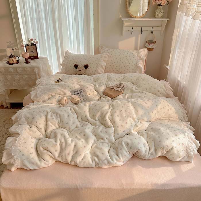 91家纺网 家纺一手货源 找家纺 山茶家纺 2025新款韩系A类牛奶绒花边印花四件套梦境 梦境-小樱桃粉