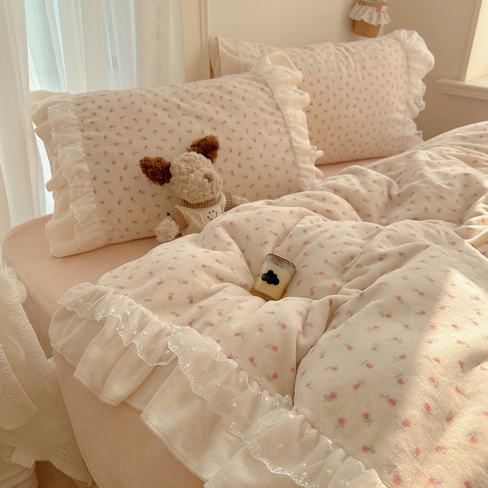 91家纺网 家纺一手货源 找家纺 山茶家纺 2025新款韩系A类牛奶绒花边印花四件套梦境 梦境-小玫瑰