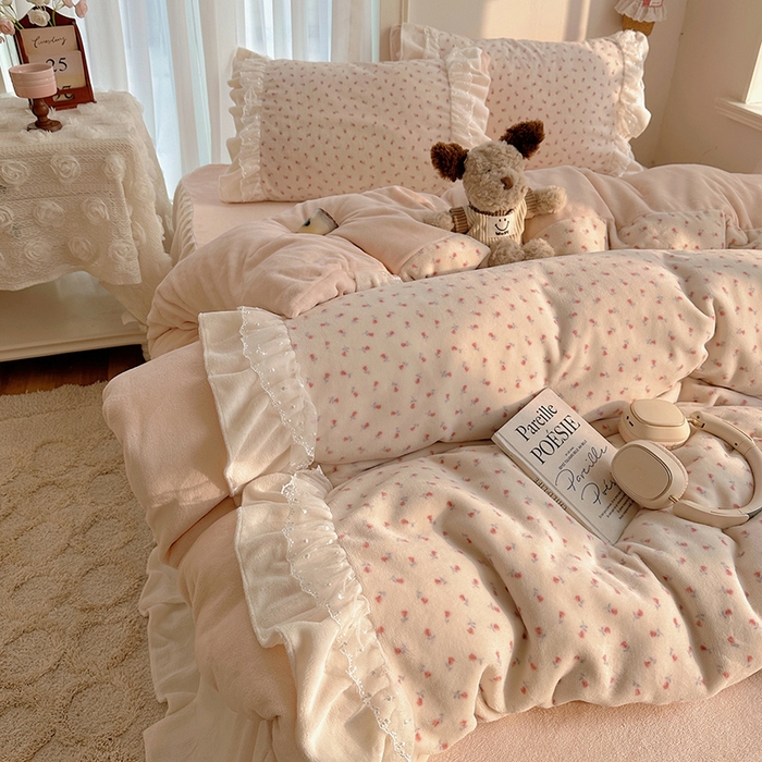 91家纺网 家纺一手货源 找家纺 山茶家纺 2025新款韩系A类牛奶绒花边印花四件套梦境 梦境-小玫瑰-床裙图