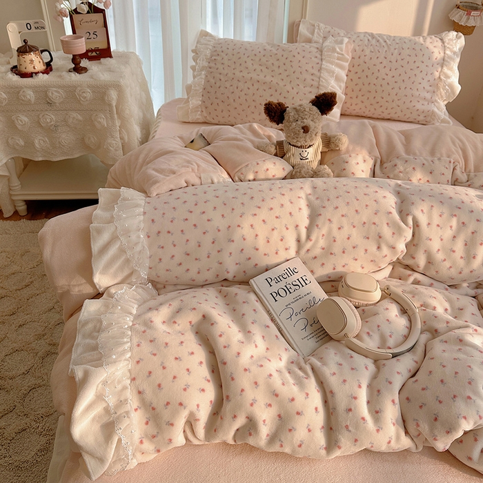 91家纺网 家纺一手货源 找家纺 山茶家纺 2025新款韩系A类牛奶绒花边印花四件套梦境 梦境-小玫瑰-床裙图