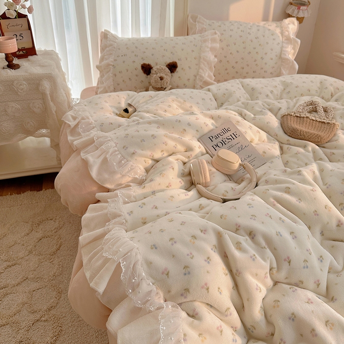 91家纺网 家纺一手货源 找家纺 山茶家纺 2025新款韩系A类牛奶绒花边印花四件套梦境 梦境-小樱桃粉