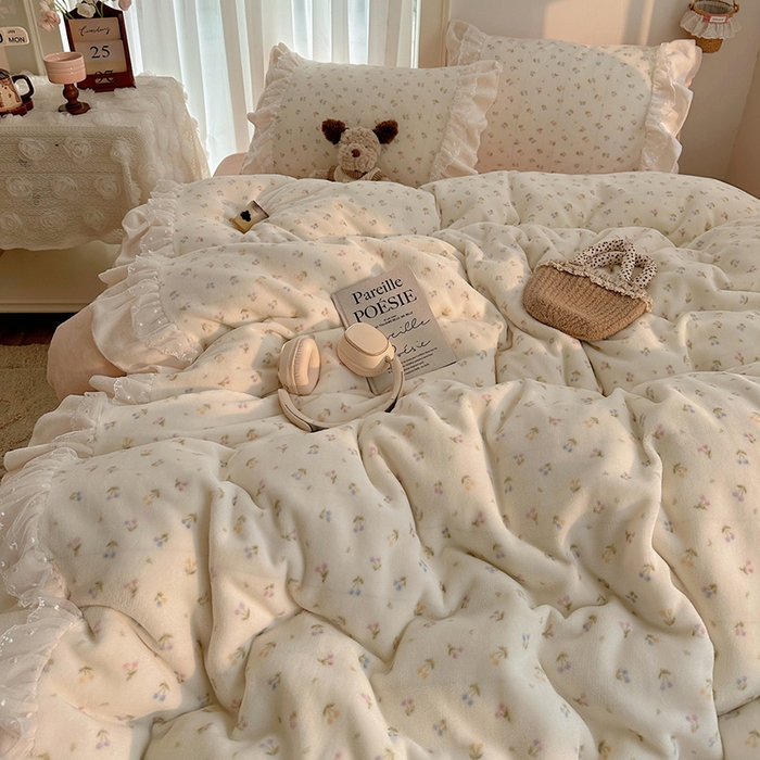 91家纺网 家纺一手货源 找家纺 山茶家纺 2025新款韩系A类牛奶绒花边印花四件套梦境 梦境-小樱桃粉