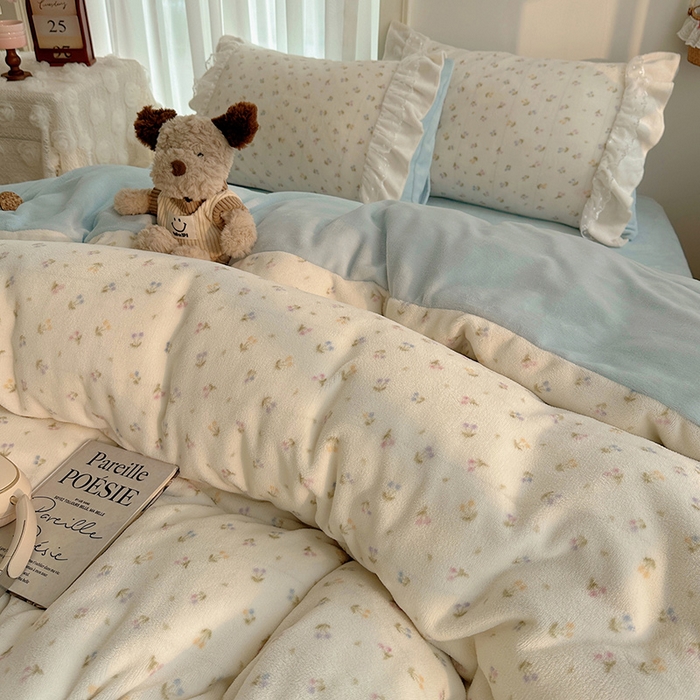 91家纺网 家纺一手货源 找家纺 山茶家纺 2025新款韩系A类牛奶绒花边印花四件套梦境 梦境-小樱桃蓝-床裙图