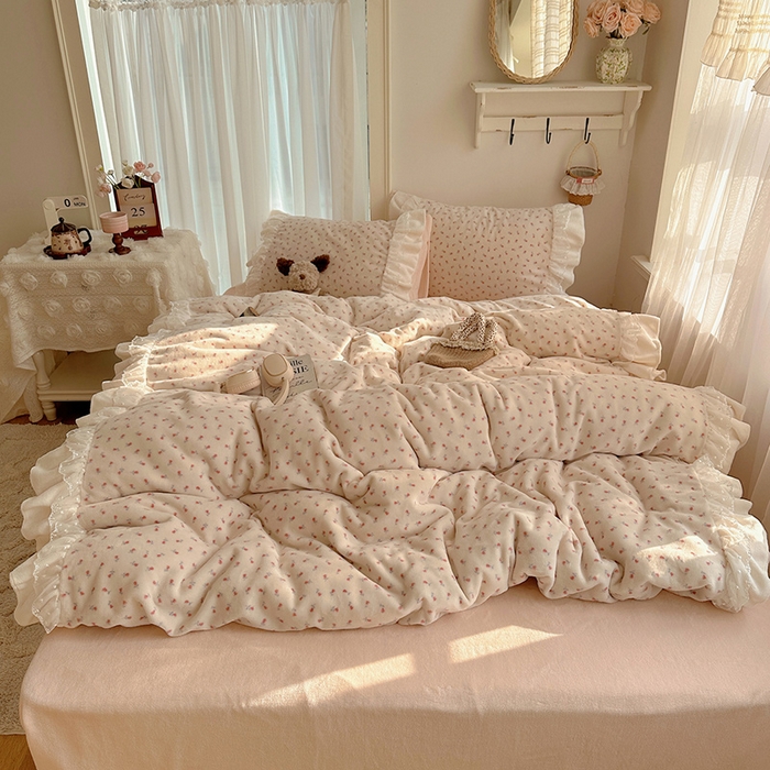 91家纺网 家纺一手货源 找家纺 山茶家纺 2025新款韩系A类牛奶绒花边印花四件套梦境 梦境-小玫瑰