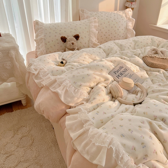 91家纺网 家纺一手货源 找家纺 山茶家纺 2025新款韩系A类牛奶绒花边印花四件套梦境 梦境-小樱桃粉