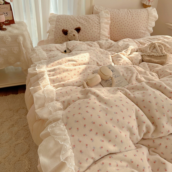 91家纺网 家纺一手货源 找家纺 山茶家纺 2025新款韩系A类牛奶绒花边印花四件套梦境 梦境-小玫瑰