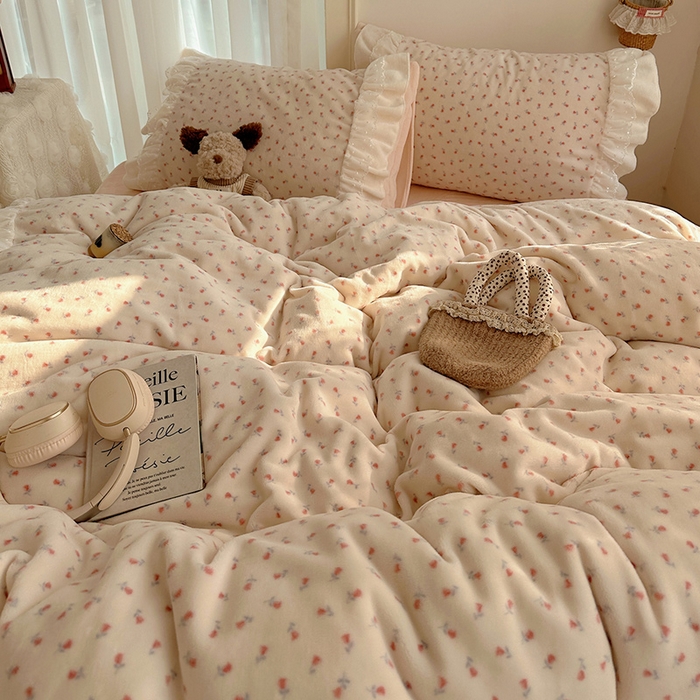 91家纺网 家纺一手货源 找家纺 山茶家纺 2025新款韩系A类牛奶绒花边印花四件套梦境 梦境-小玫瑰