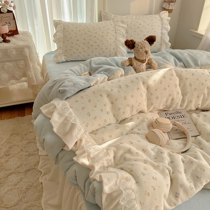 91家纺网 家纺一手货源 找家纺 山茶家纺 2025新款韩系A类牛奶绒花边印花四件套梦境 梦境-小樱桃蓝-床裙图