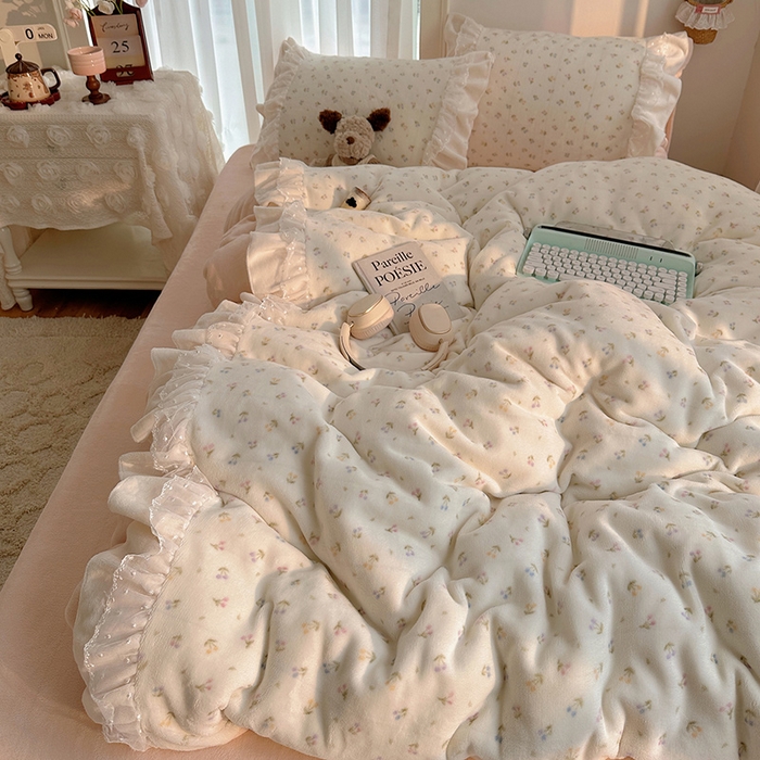 91家纺网 家纺一手货源 找家纺 山茶家纺 2025新款韩系A类牛奶绒花边印花四件套梦境 梦境-小樱桃粉