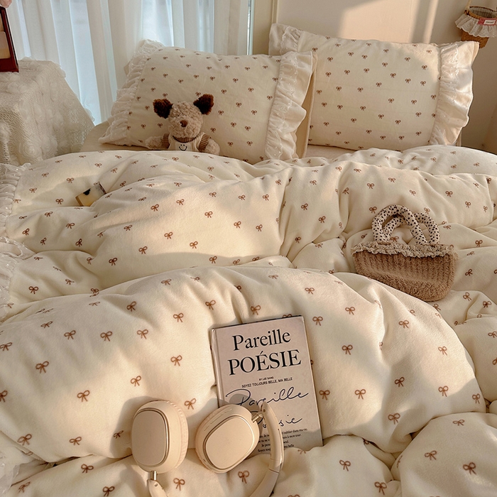 91家纺网 家纺一手货源 找家纺 山茶家纺 2025新款韩系A类牛奶绒花边印花四件套梦境 梦境-蝴蝶结