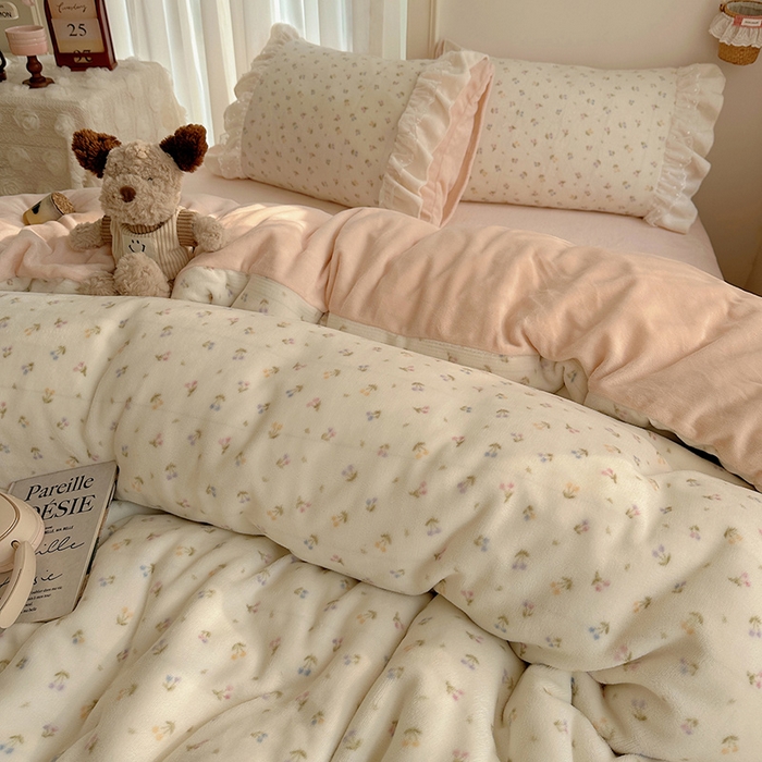 91家纺网 家纺一手货源 找家纺 山茶家纺 2025新款韩系A类牛奶绒花边印花四件套梦境 梦境-小樱桃粉-床裙图