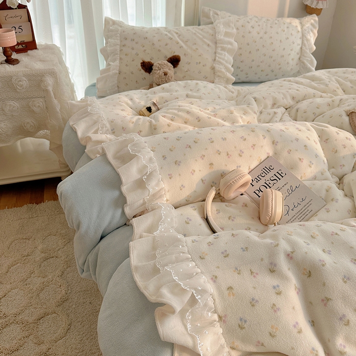 91家纺网 家纺一手货源 找家纺 山茶家纺 2025新款韩系A类牛奶绒花边印花四件套梦境 梦境-小樱桃-蓝