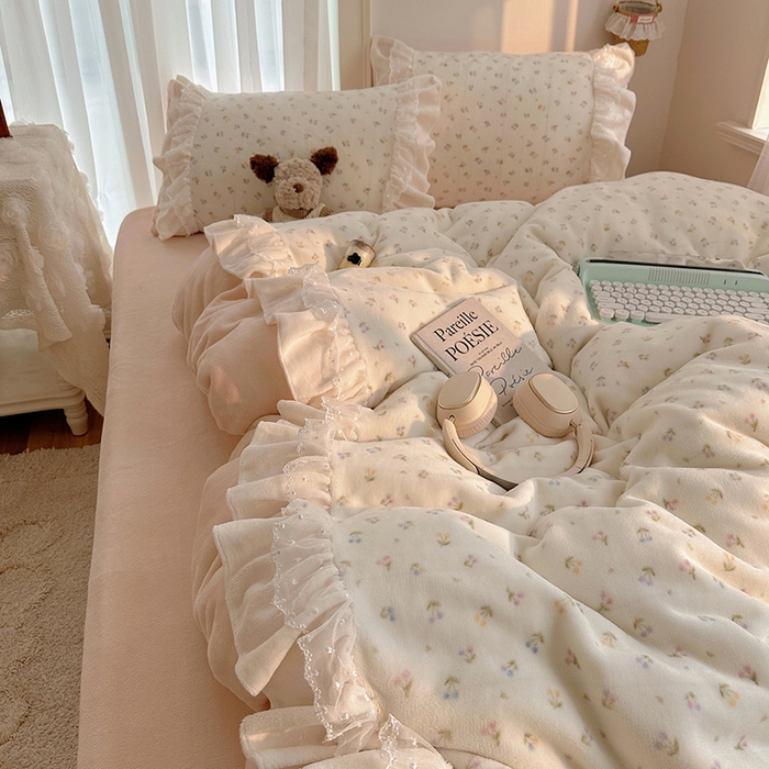 91家纺网 家纺一手货源 找家纺 山茶家纺 2025新款韩系A类牛奶绒花边印花四件套梦境 梦境-小樱桃粉