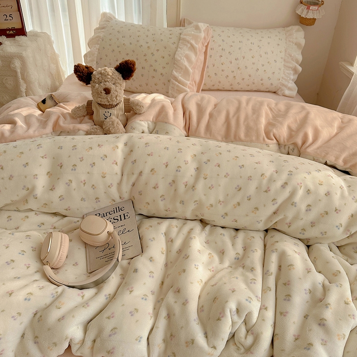 91家纺网 家纺一手货源 找家纺 山茶家纺 2025新款韩系A类牛奶绒花边印花四件套梦境 梦境-小樱桃粉-床裙图