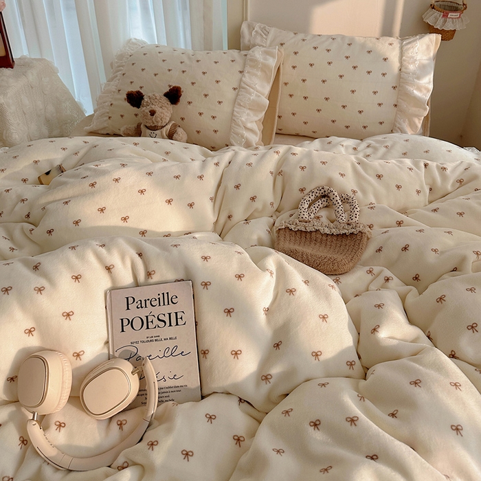 91家纺网 家纺一手货源 找家纺 山茶家纺 2025新款韩系A类牛奶绒花边印花四件套梦境 梦境-蝴蝶结