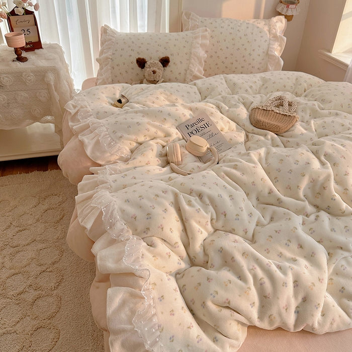 91家纺网 家纺一手货源 找家纺 山茶家纺 2025新款韩系A类牛奶绒花边印花四件套梦境 梦境-小樱桃粉