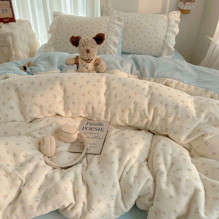 91家纺网 家纺一手货源 找家纺 山茶家纺 2025新款韩系A类牛奶绒花边印花四件套梦境 梦境-小樱桃蓝-床裙图