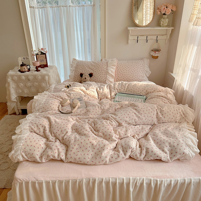 91家纺网 家纺一手货源 找家纺 山茶家纺 2025新款韩系A类牛奶绒花边印花四件套梦境 梦境-小玫瑰-床裙图