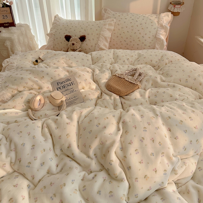 91家纺网 家纺一手货源 找家纺 山茶家纺 2025新款韩系A类牛奶绒花边印花四件套梦境 梦境-小樱桃粉