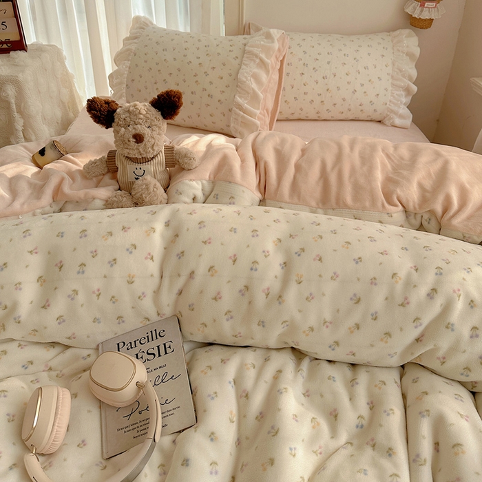 91家纺网 家纺一手货源 找家纺 山茶家纺 2025新款韩系A类牛奶绒花边印花四件套梦境 梦境-小樱桃粉-床裙图